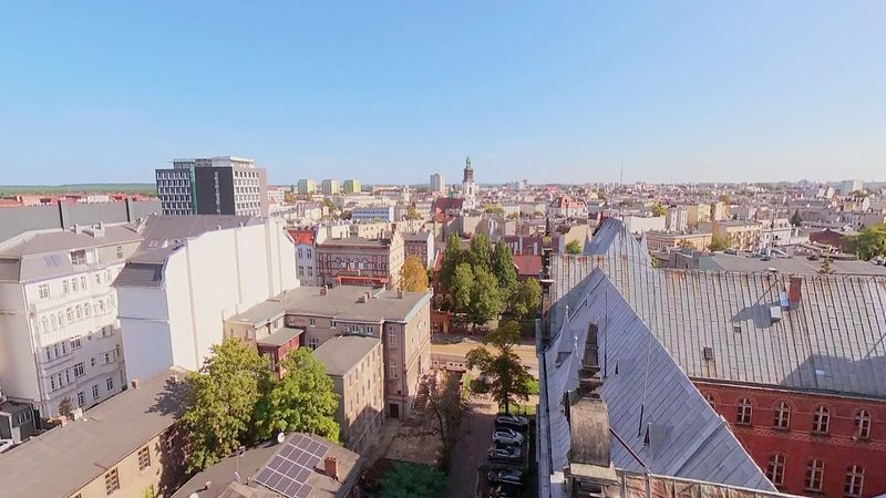 Kadr z filmu 360°: Most Królowej Jadwigi i ulica Dworcowa z lotu ptaka