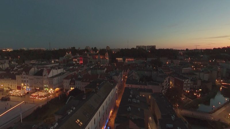 Kadr z filmu 360°: Rzeczny szlak do Berlina — Bydgoszcz nocą z lotu ptaka
