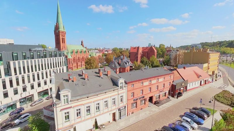 Kadr z filmu 360°: Wzgórze zamkowe i ulica Długa — Bydgoszcz z lotu ptaka